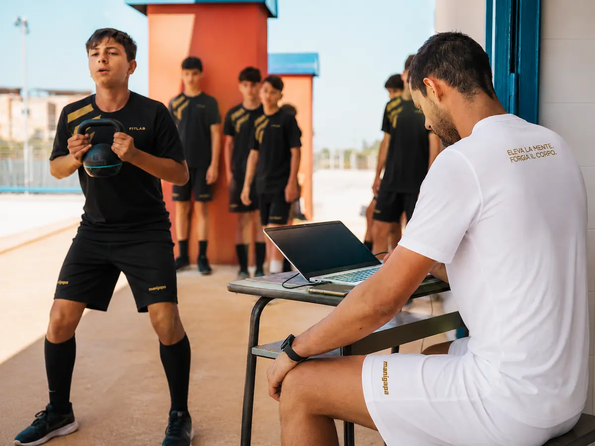 Allenamento della forza con pesistica e pliometria per giovani calciatori in Fitlab