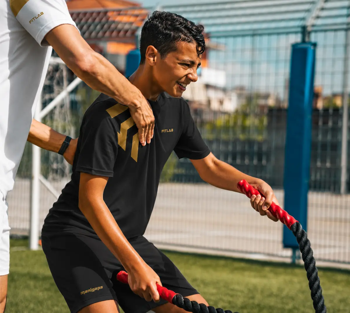 Giovane calciatore allena la forza con la battle rope allo stage Fitlab Future