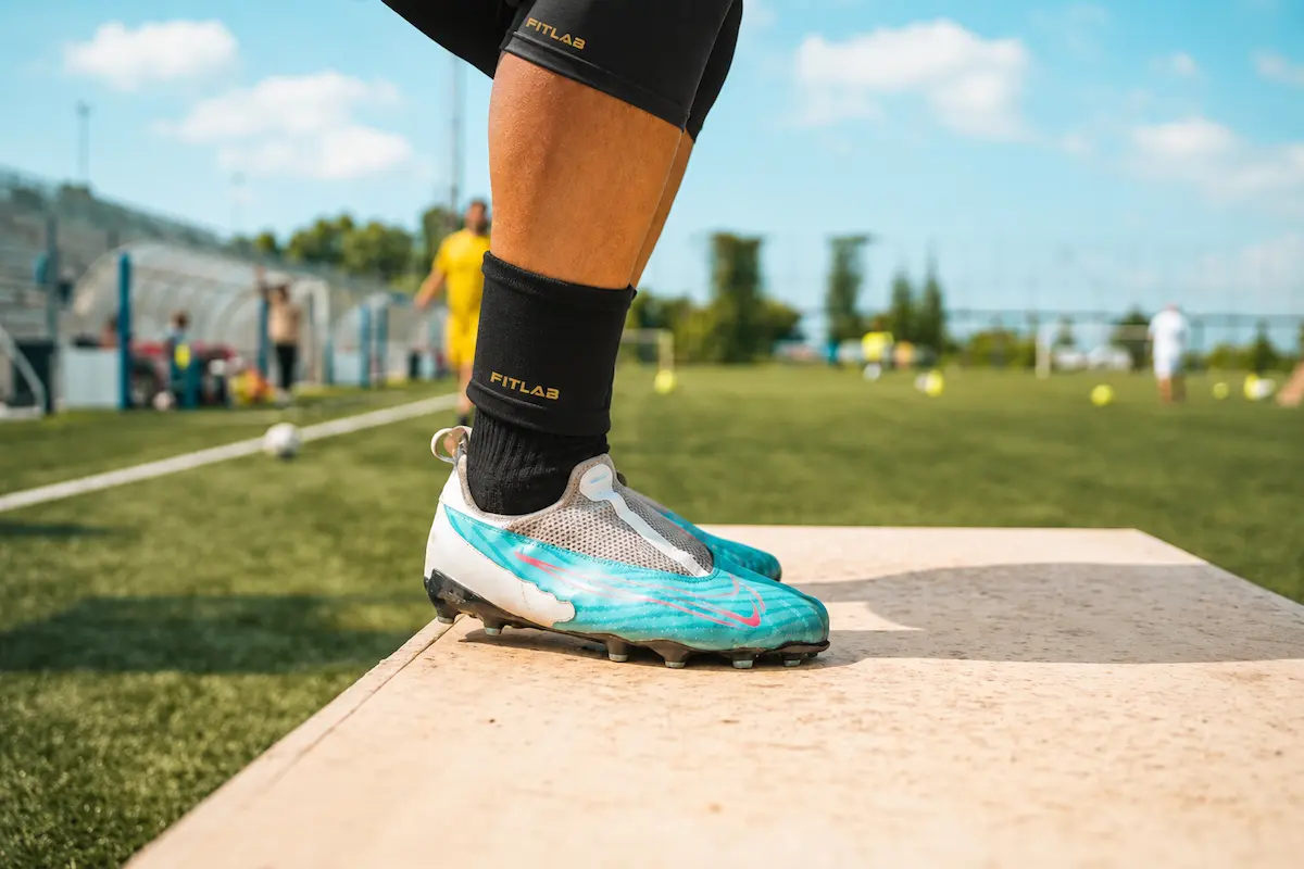 Giovane calciatore in equilibrio su pedana propriocettiva per la coordinazione, stage Fitlab Future