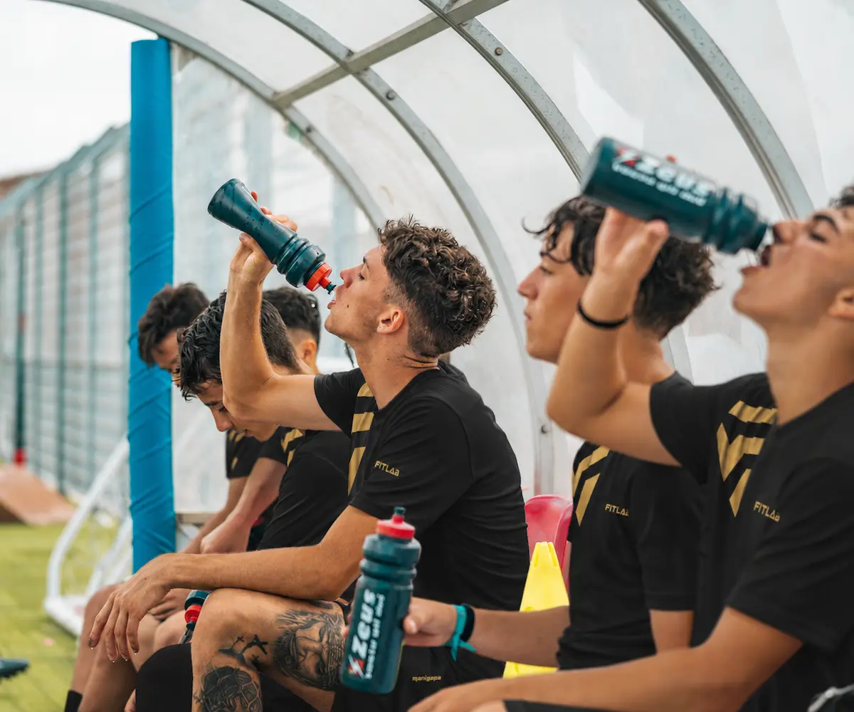 Giovani calciatori si idratano durante una pausa allo stage Fitlab Future