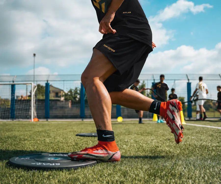 Dettaglio del gesto tecnico di tiro di un giovane calciatore allo stage Fitlab Future